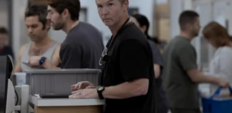 Shawn Hatosy confirma discusiones sobre spin-off nocturno de 'The Pitt'