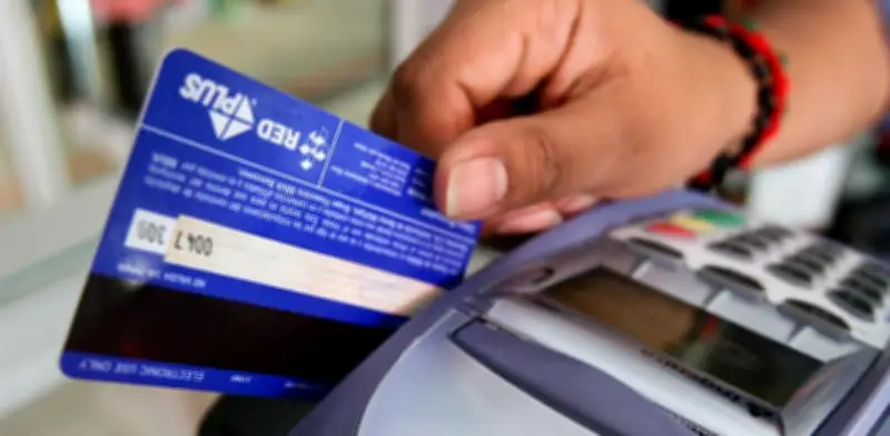 Sheinbaum anuncia acuerdo para bajar comisiones en pago con tarjetas en gasolineras