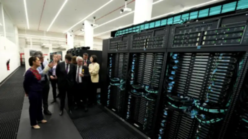 Sheinbaum culmina gira en España con supercomputadora y encuentro con Serrat