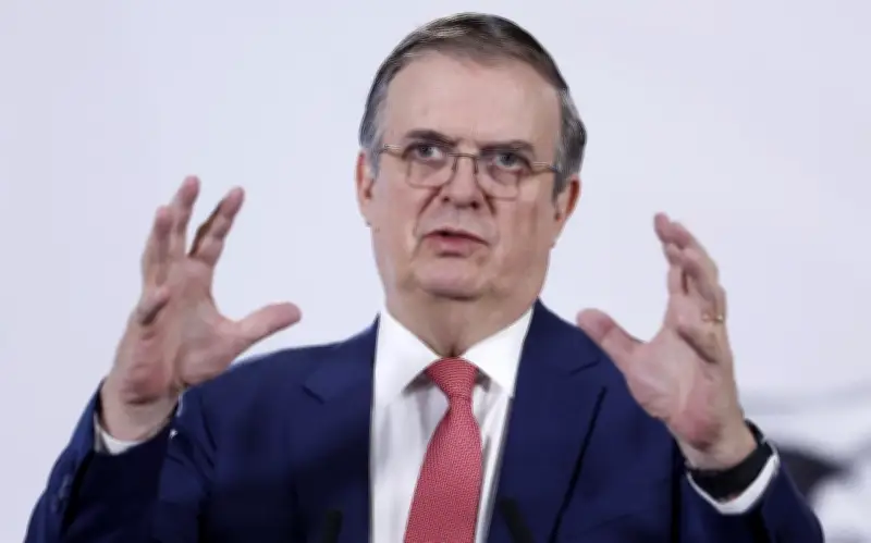 Sheinbaum respalda a Ebrard y asegura que seguirá en Economía pese a investigación