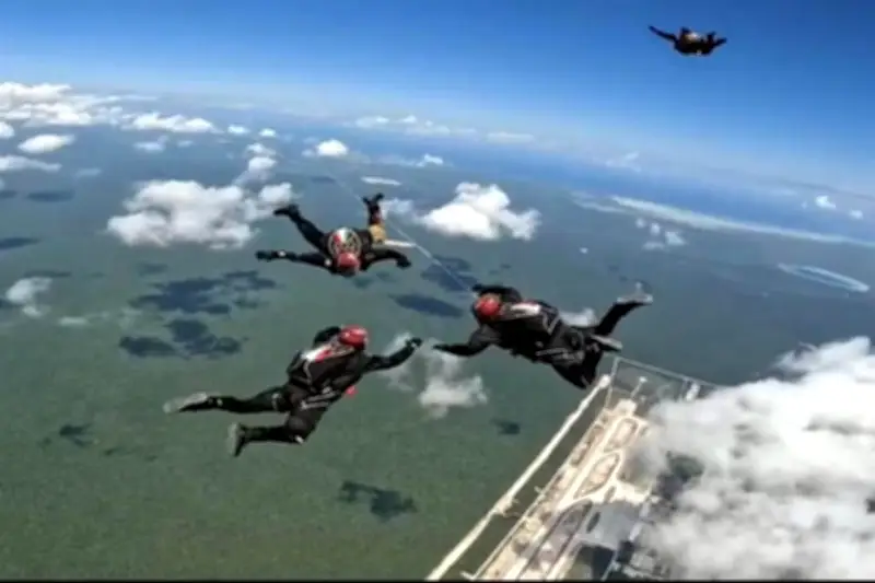 Show aéreo militar y carrera de autos en Tulum