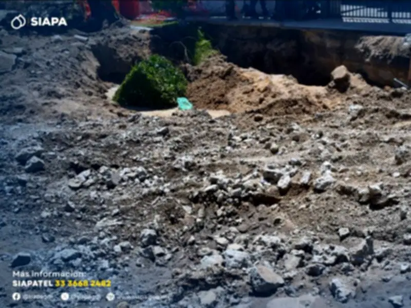 SIAPA repara socavón en Jardines Alcalde por fallas en tuberías de barro