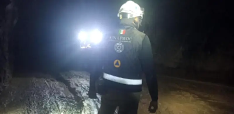 Siguen las labores de rescate para tres mineros atrapados en mina Santa Fe en Sinaloa
