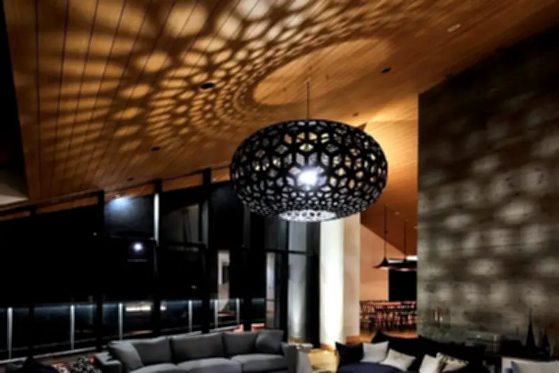 Snowflake: una escultura luminosa que transforma el paisaje urbano