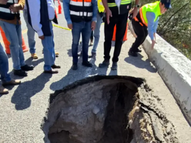 Socavación en carretera Colima-Guadalajara obliga a desvío por fábrica de papel