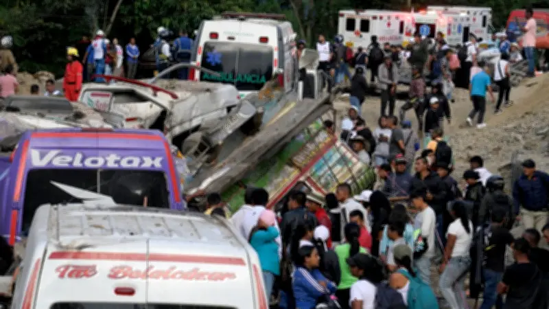 Sube a 14 muertos y 38 heridos saldo de atentado en Vía Panamericana en Colombia