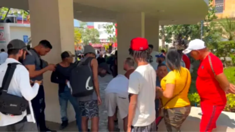 Suspenden a trabajador municipal tras golpear a migrante cubano en parque de Tapachula, Chiapas