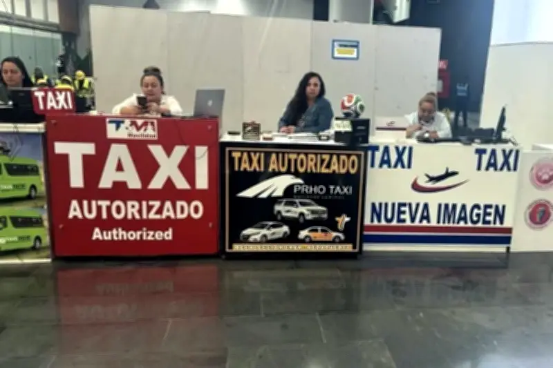 Taxistas bloquean AICM en protesta por app
