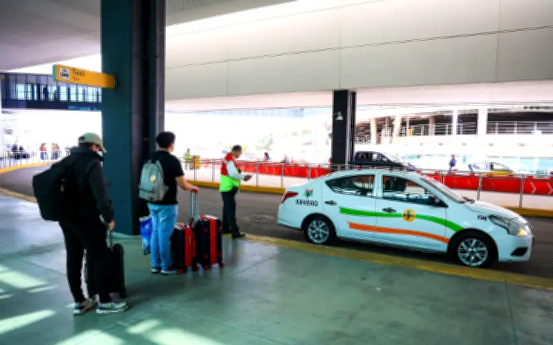 Taxistas protestan en Guadalajara contra operativo en aeropuerto