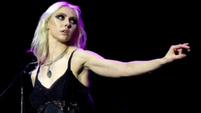 Taylor Momsen es mordida por araña antes de concierto con AC/DC en CDMX