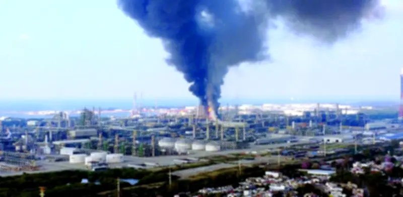 Tercer incidente en Dos Bocas: Incendio en bodega de coque controlado por Pemex