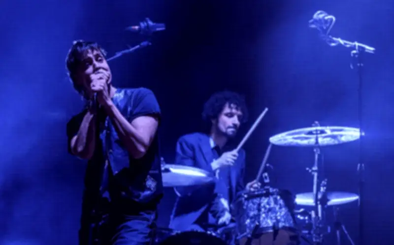 The Strokes proyecta mensajes políticos en Coachella 2026: protesta contra racismo y guerra