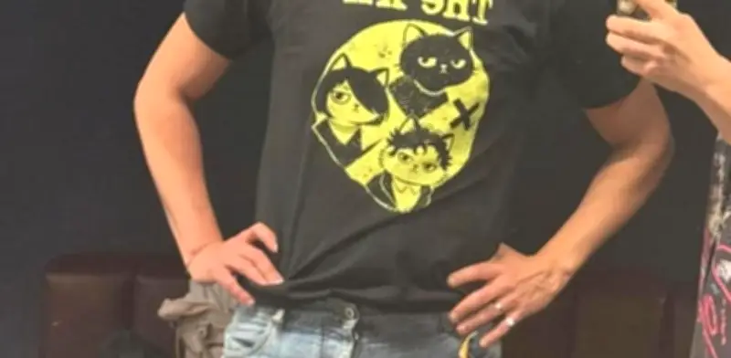 The XX lanza playera oficial inspirada en mercancía pirata mexicana