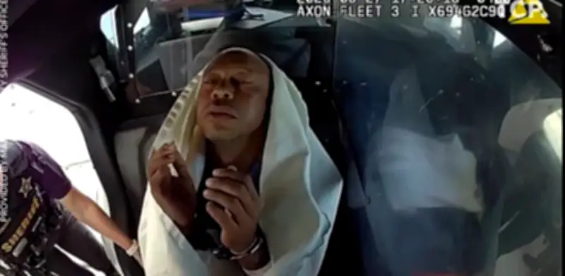 Tiger Woods arrestado tras volcar su camioneta en Florida: video muestra su desorientación