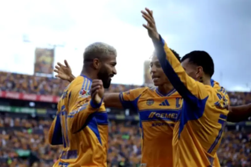 Tigres golea 4-1 a Chivas y recupera su lugar en la zona de Liguilla
