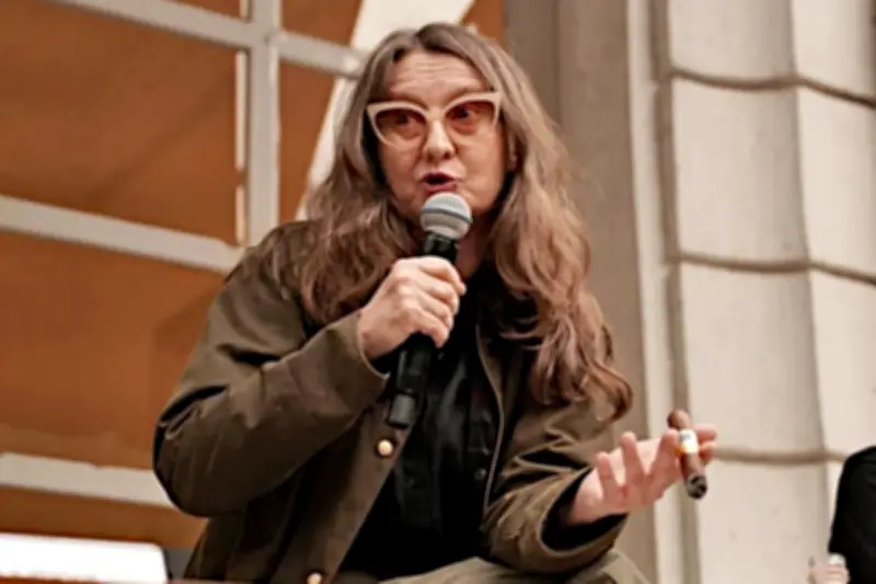 Tilda de 'estupidez' petición de perdón a España y desata polémica