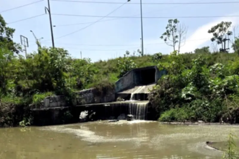 Tiran aguas negras al río Santa Catarina en NL