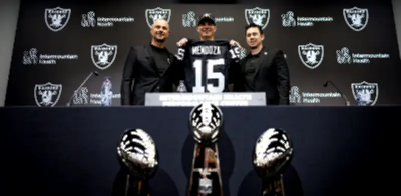 Tom Flores bendice a Mendoza para portar el número 15 de Raiders