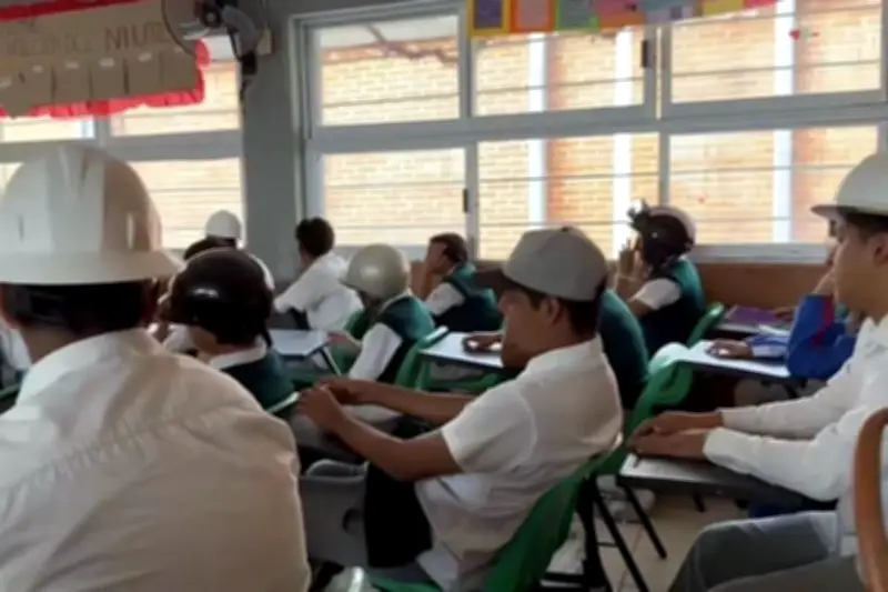 Toman clase con casco: temen derrumbe en escuela de Morelos