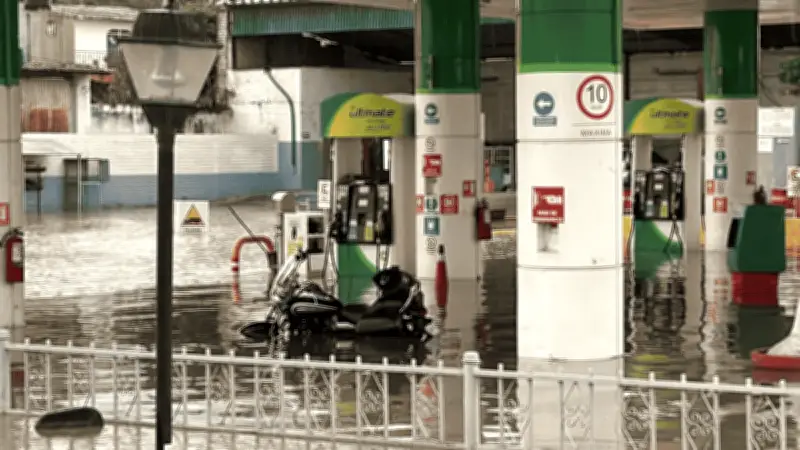 Tormenta de granizo inunda calles y causa caos vial en Oaxaca