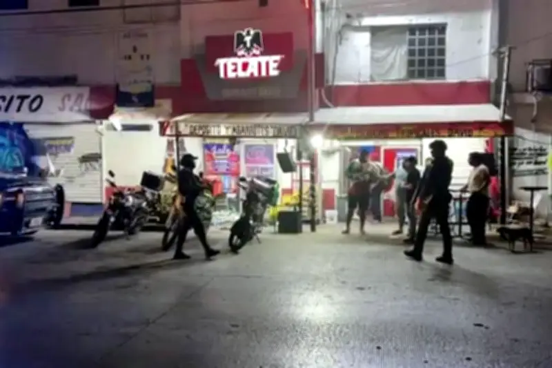 Trabajadores de tienda someten a ladrón armado en valiente acto de defensa