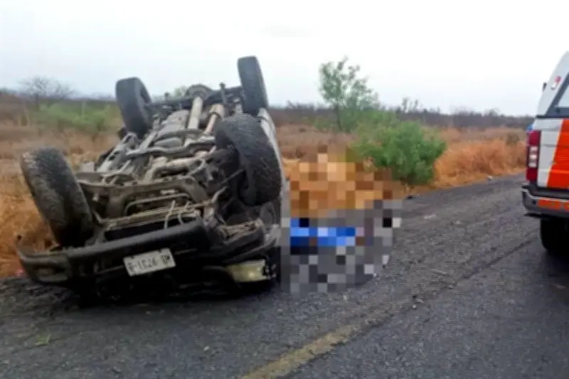Tragedia en carretera: dos hermanos fallecen al volcar su camioneta en accidente vial