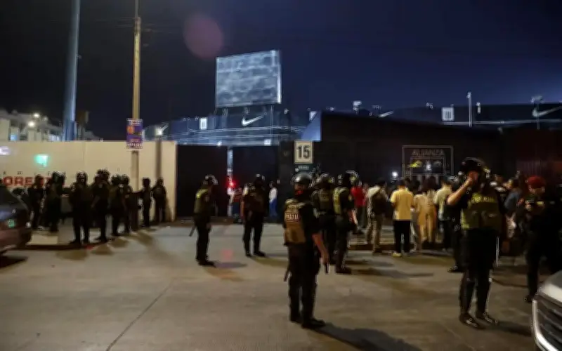 Tragedia en estadio peruano: Un fallecido y más de 60 heridos en estampida previa al clásico