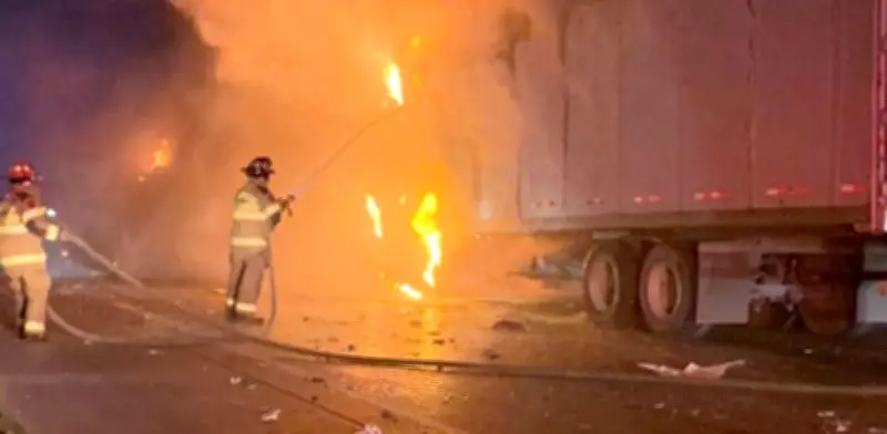 Tragedia en Nuevo Laredo: Trailero muere calcinado en choque de carga pesada
