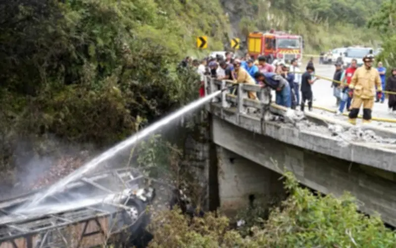 Tragedia vial en Ecuador: Autobús cae a barranco y se incendia, dejando 11 muertos y 22 heridos