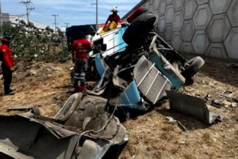 Trailer se sube a puente peatonal y vuelca en accidente espectacular