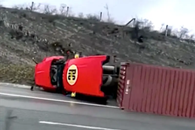 Trailer se Volcó en Libramiento Noroeste de García, Nuevo León, Causando Caos Vial