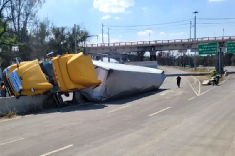 Trailer se Volcó en Puente de la Concordia: Tráfico Colapsado y Emergencia Vial
