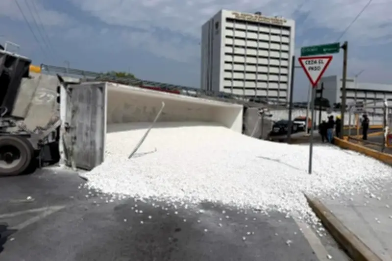 Trailer se vuelca y esparce su carga en la avenida Fidel Velázquez