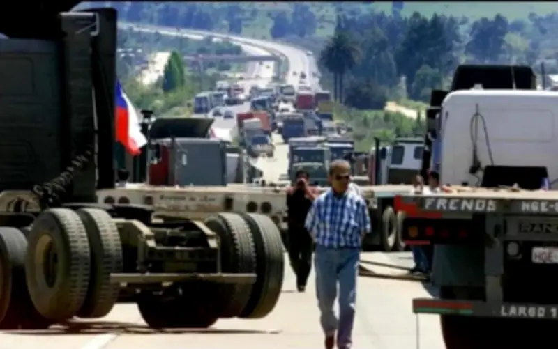 Transportistas y campesinos inician bloqueos carreteros indefinidos en México