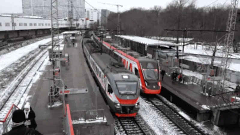 Tren con 415 pasajeros descarrila en Rusia; siete heridos reportados