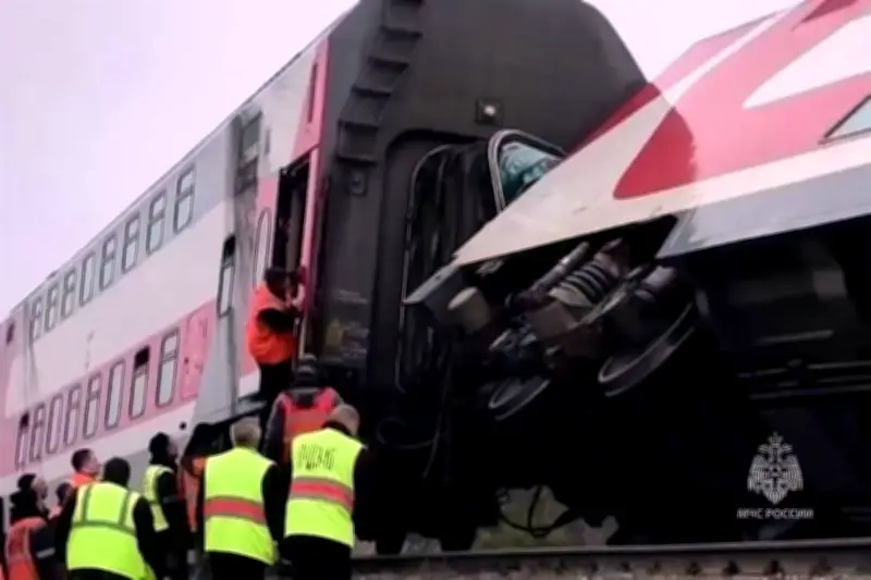 Tren de pasajeros se descarrila en Rusia, reportan múltiples víctimas mortales