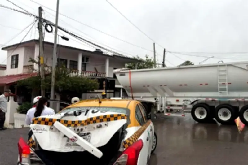 Trágico accidente en Monterrey: tráiler se estrella contra vivienda familiar