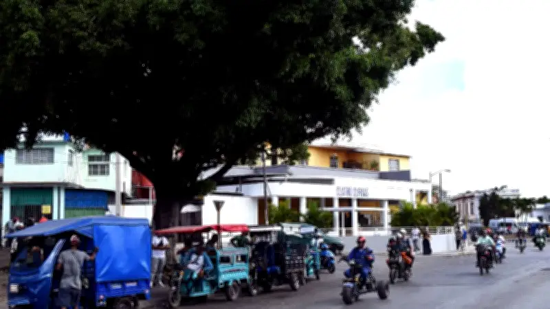 Triciclos Eléctricos Mitigan Crisis de Transporte en Cuba por Falta de Combustible