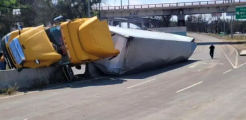 Tráiler con 15 toneladas de tela vuelca en curva de La Concordia, Iztapalapa