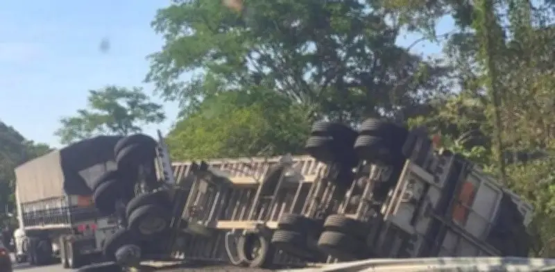 Tráiler de leche volcado es saqueado en segundos frente a Guardia Estatal en Chiapas