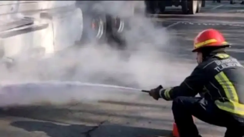 Tráiler derriba poste de alta tensión y causa caos vial en Gustavo Baz, Tlalnepantla