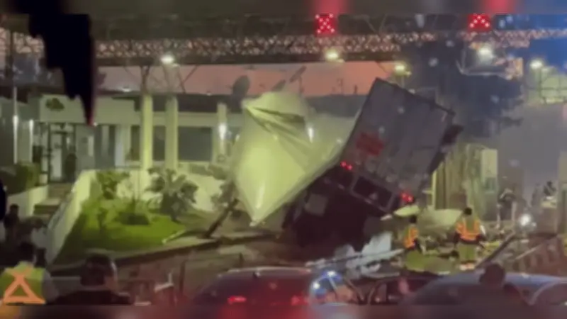 Tráiler embiste vehículos y se estrella en caseta de Zinapécuaro, Michoacán