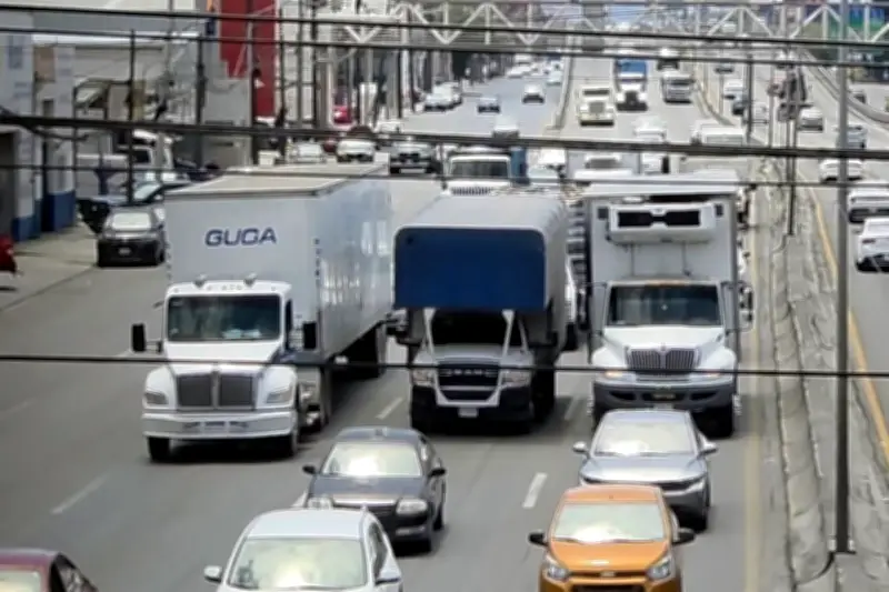 Tráileres sin frenos recorren la ciudad: un peligro latente en las calles