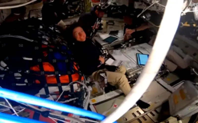 Tripulación Artemis II restablece contacto tras 40 minutos de silencio tras la Luna