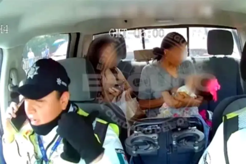 Tránsitos auxilian a niña con convulsiones en el Centro de Monterrey