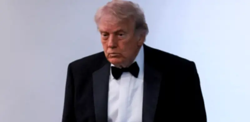 Trump afirma que Irán está en "colapso" y exige reapertura del estrecho de Ormuz