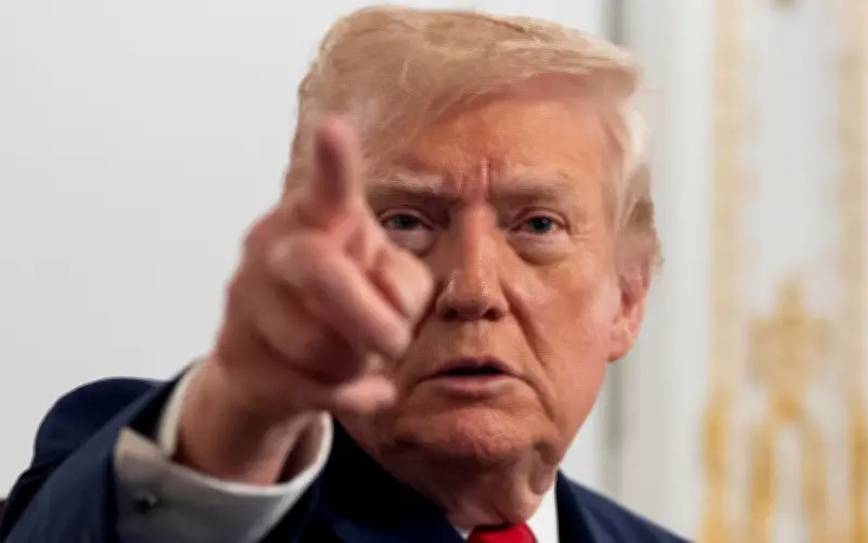 Trump amenaza con aranceles del 50% a países que vendan armas a Irán y anuncia cambio de régimen