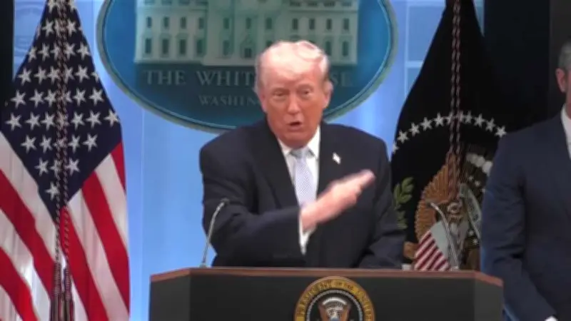 Trump amenaza con cárcel a periodista por filtrar datos de rescate de piloto en Irán