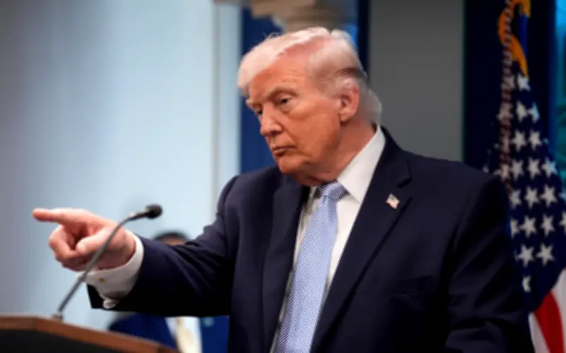 Trump confirma negociaciones intensas con Irán a horas del vencimiento de ultimátum sobre Ormuz