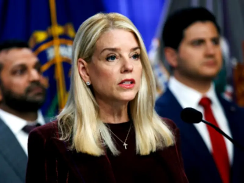 Trump destituye a la fiscal general Pam Bondi y nombra a Todd Blanche como interino